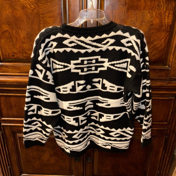 Vintage Sterling Harris Tribal Patterned Black and White Sweater Size Medium - Picture 4 of 4
